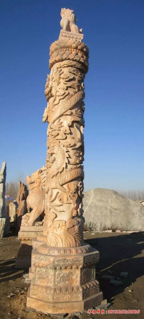 广场晚霞红龙柱雕塑