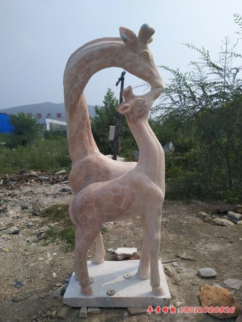 公园晚霞红长颈鹿石雕