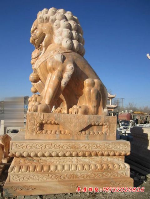 门前晚霞红坐式狮子石雕