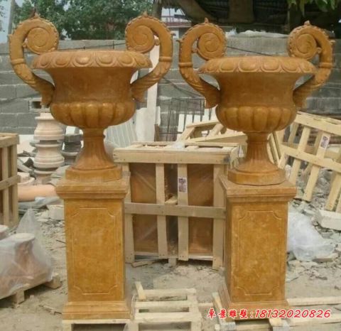 广场晚霞红花盆石雕