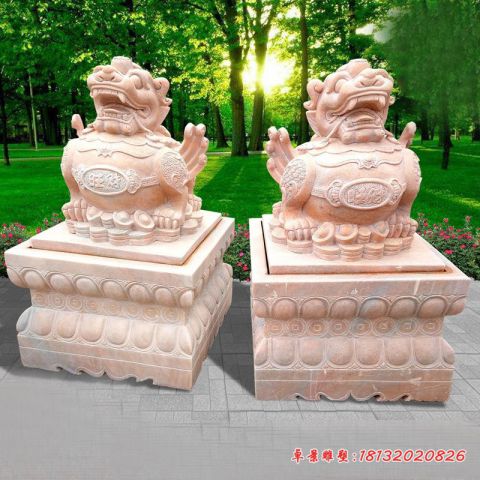 石雕门前晚霞红貔貅