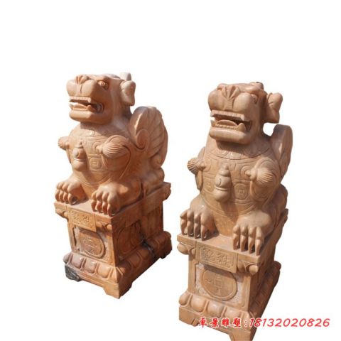 晚霞红门前石雕貔貅