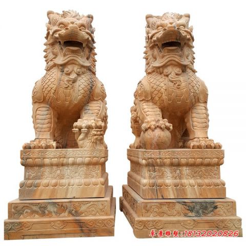 晚霞红门前石雕麒麟