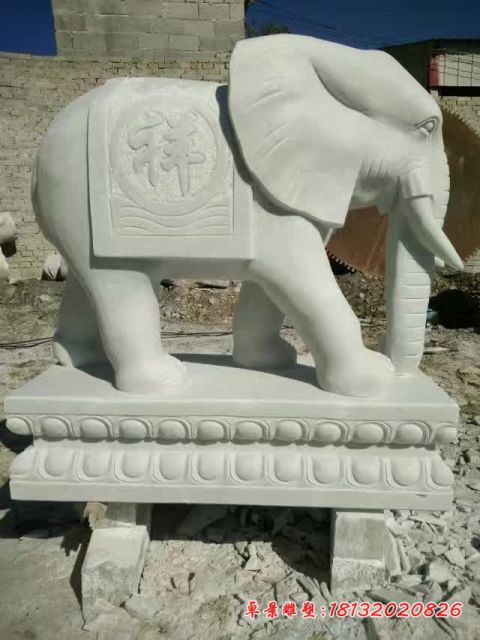 吉祥如意门前大象石雕