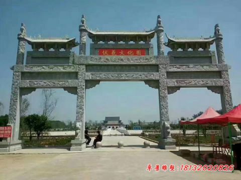 景区三门石雕牌坊