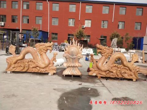 景区双龙戏珠石雕龙