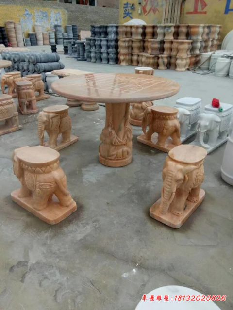 庭院晚霞红桌凳