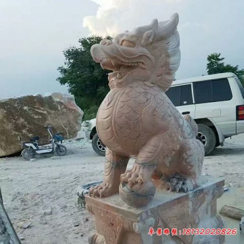 晚霞红门前踩球麒麟石雕