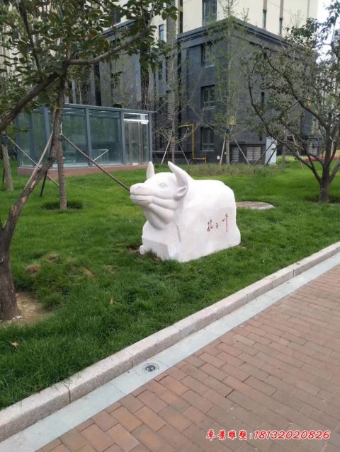 小区抽象孺子牛石雕