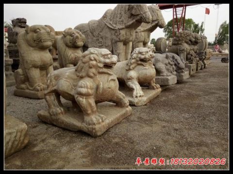 门前仿古立式狮子石雕