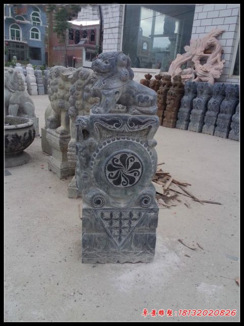 门口仿古狮子抱鼓石门墩