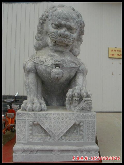 门前青石仿古坐式石狮子