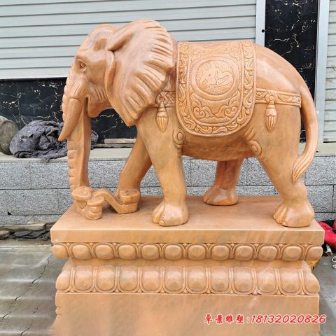 如意晚霞红门前大象石雕