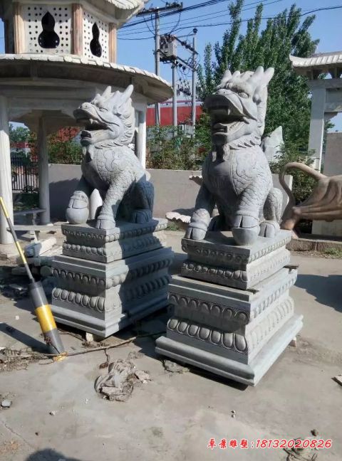 门前大理石踩球石雕麒麟