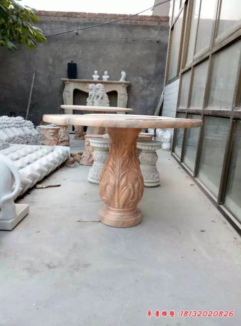 小区晚霞红圆形石桌凳