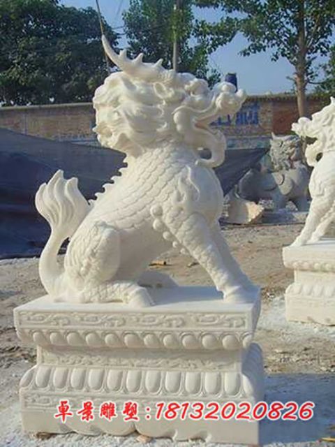 门前汉白玉坐式石雕麒麟