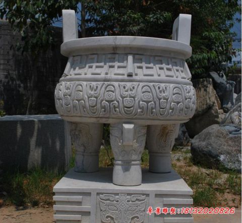 景区三足石雕鼎