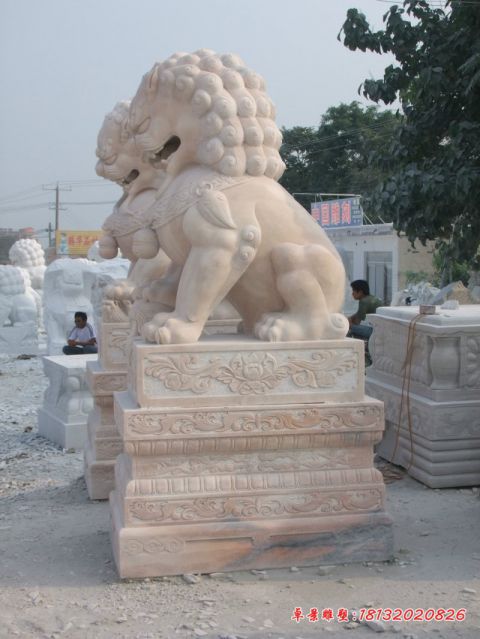 晚霞红坐式狮子石雕