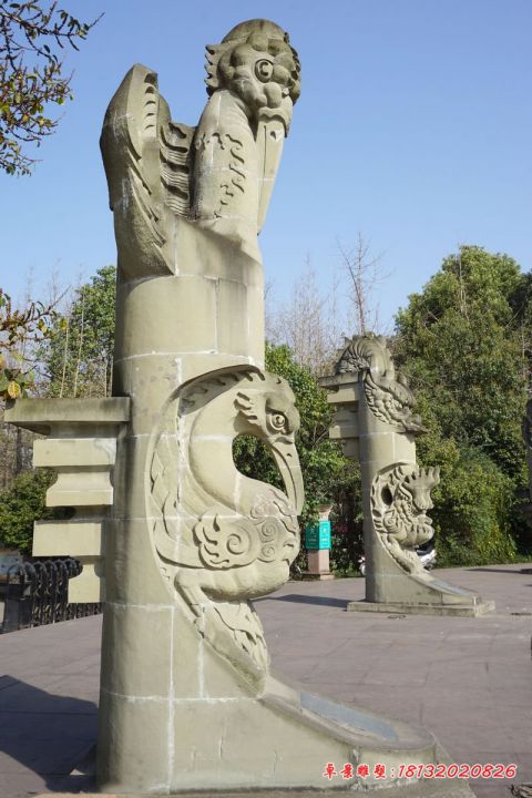 广场龙凤浮雕石柱