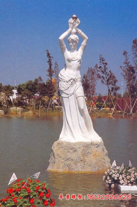 公园拿珍珠女孩石雕