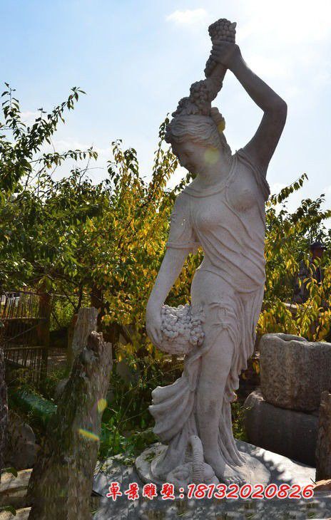 收获葡萄的西方人物石雕