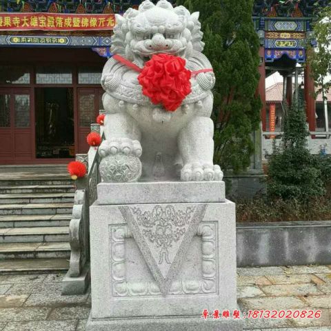 寺庙门前大理石狮子雕塑
