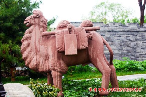 公园动物驮行李的骆驼石雕