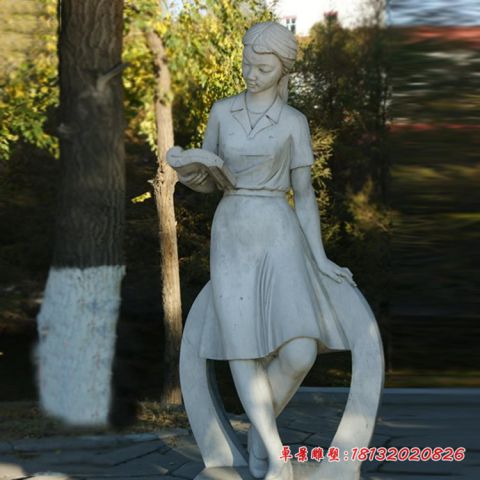 学校看书的人物石雕
