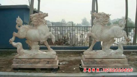 晚霞红酒店门前石雕麒麟