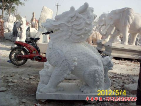 汉白玉门前坐式麒麟