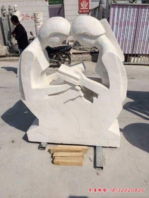 校园抽象看书人物石雕