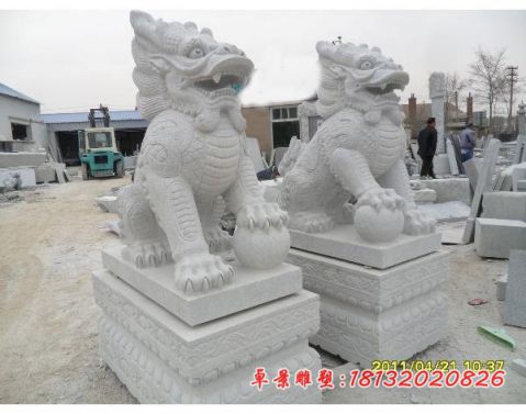 大理石坐式踩球石雕麒麟