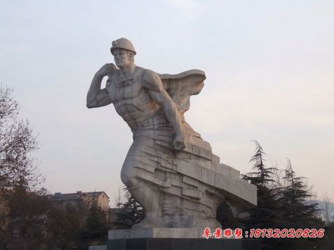 广场采矿工人石雕