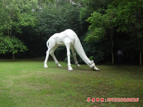 公园动物喝水长颈鹿石雕