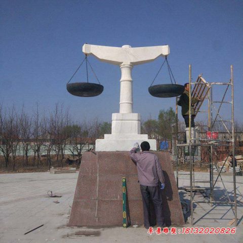 公园法治汉白玉天平石雕