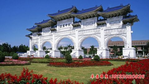 广场大型五门汉白玉石牌坊