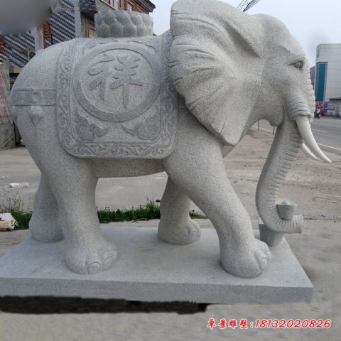 寺庙门前吉祥大象石雕