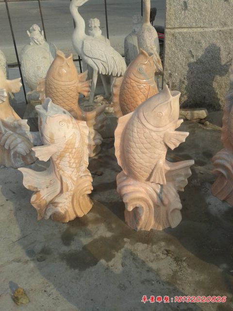 公园晚霞红鲤鱼喷水石雕