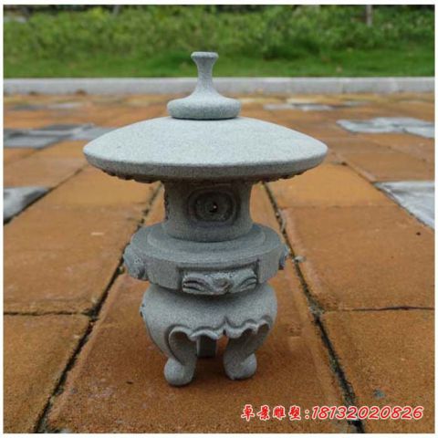 公园草地小型石雕灯