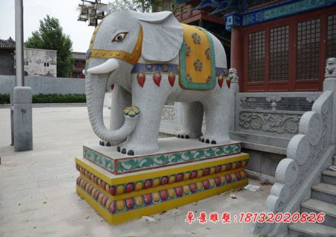 寺庙门前彩绘大象石雕