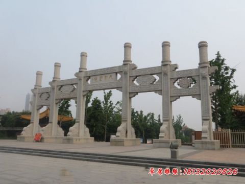广场五门冲天石雕牌坊
