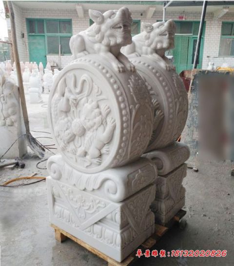 门前汉白玉狮子抱鼓石