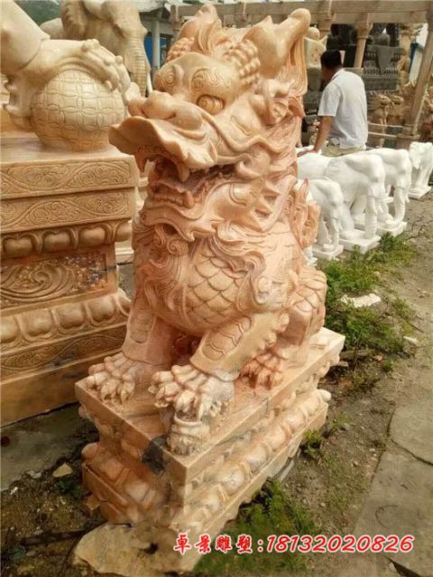 石雕踩球麒红镇宅神兽