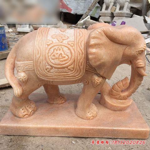 晚霞红门前小象石雕