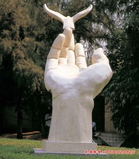 公园景观手掌和老鹰石雕