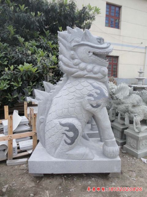 大理石踩球坐式麒麟石雕