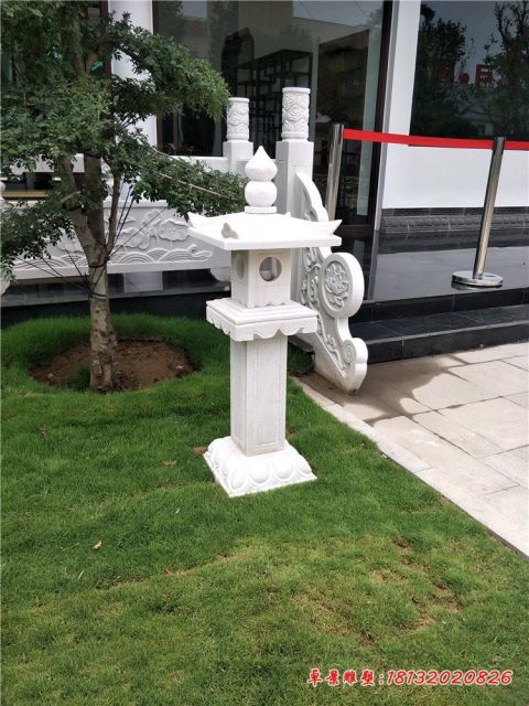 庭院草地汉白玉石灯
