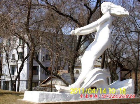 汉白玉公园人物冲浪女孩石雕