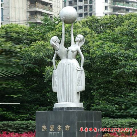 广场人物热爱生命石雕