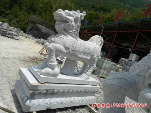 大理石踩葫芦的麒麟石雕